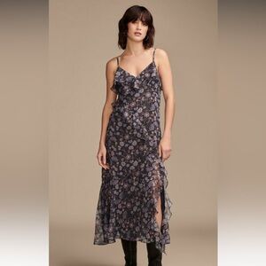 NWT 🍀🍀Ruffle V Neck Midi